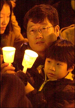 지난 30일 광화문 촛불시위에 참여한 시민들. 